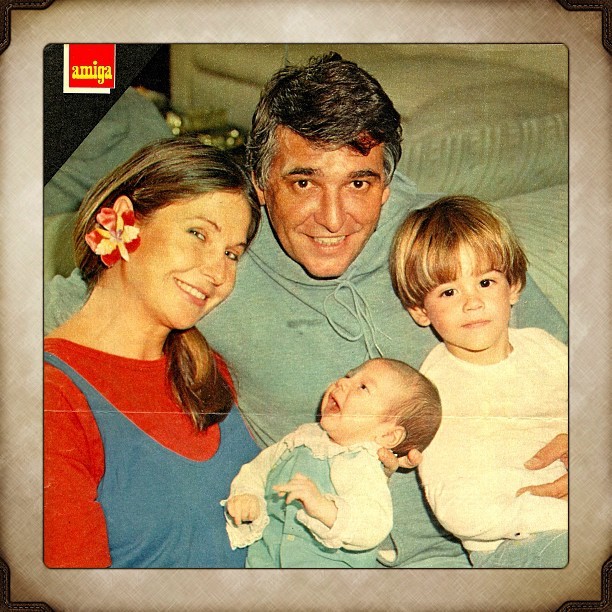 Dado Dolabella com família em foto antiga (Foto: Reprodução / Revista Amiga)