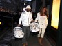 De branco, Mariah Carey passeia com o marido e filhos em Aspen