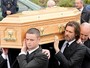 Abalado, Jim Carrey carrega caixão da namorada durante enterro