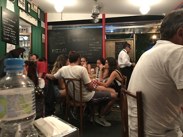 Bruno Gissoni em bar com grupo de garotas (Foto: EGO)