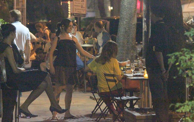 Alessandra Negrini em restaurante na Zona Sul do Rio (Foto: Foto Rio News)