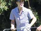 Justin Bieber mostra demais durante partida de golfe