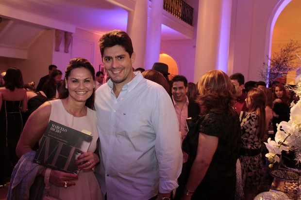 Magda Cotrofe com o marido na fila par ao autógrafo do livro de Marcelo Hicho (Foto: Isac Luz/EGO)