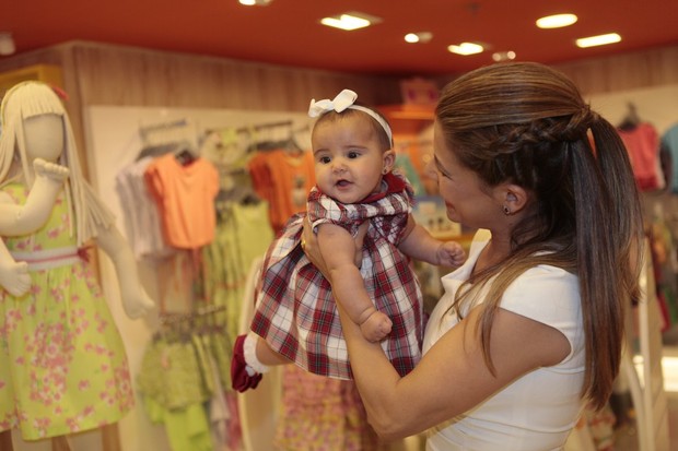 Nívea Stelmann e a filha, Bruna, em inauguração de loja infantil (Foto: Isac Luz / EGO)