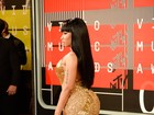 Nicki Minaj mostra bumbum avantajado em vestido dourado 