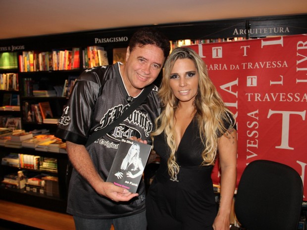 Taty Princesa com DJ Marlboro em lançamento de livro no Rio (Foto: Marcello Sá Barreto/ Ag. News)