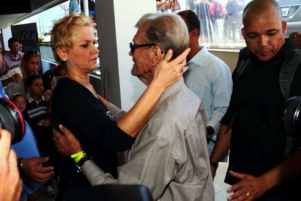 Xuxa e pai no lançamento do SPB12 (Foto: Roberto Teixeira / EGO)
