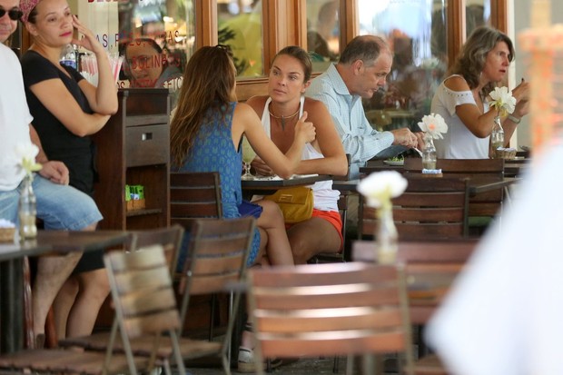 Letícia Birkhauer almoça em restaurante natural (Foto: ANDRÉ FREITAS/ AGNEWS)