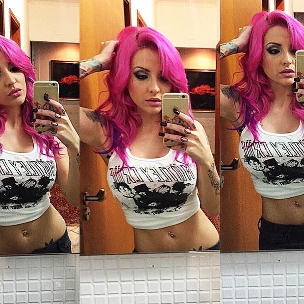 Ex-BBB Clara pinta o cabelo de rosa (Foto: Instagram/ Reprodução)