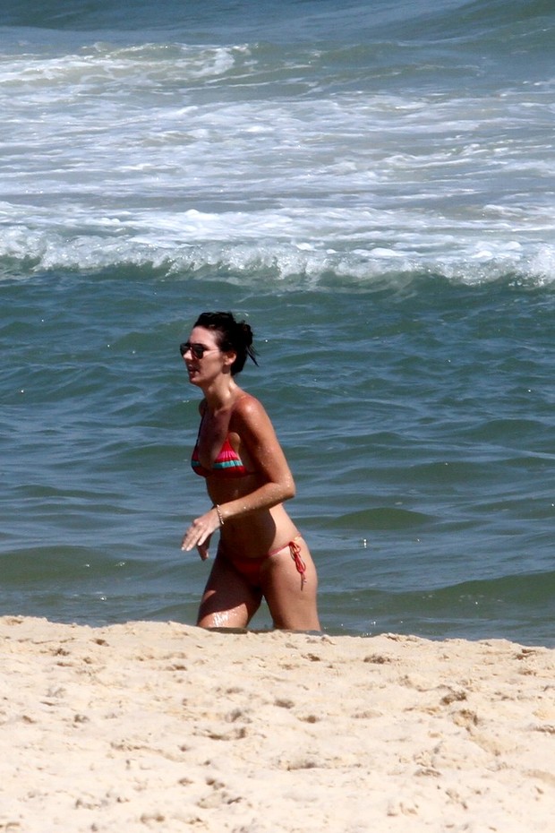 Glenda Kozlowski na praia de Ipanema (Foto: Wallace Barbosa/AgNews)