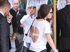 Selena Gomez usa decote nas costas e deixa sutiã à mostra 