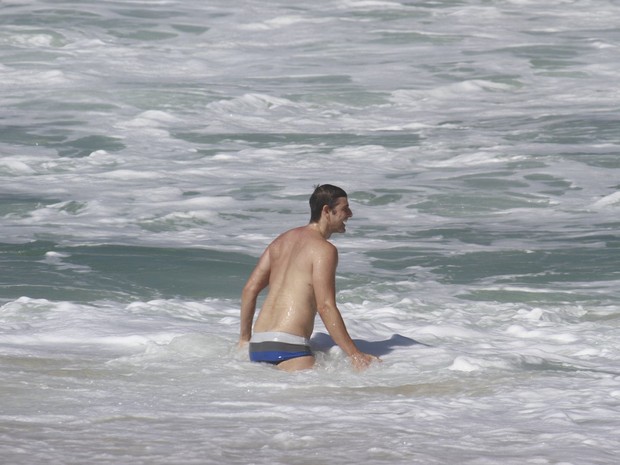 Reynaldo Gianecchini na praia (Foto: Dilson Silva/Agnews)
