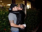 Mayra Cardi troca beijão com o marido durante passeio em São Paulo