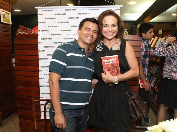 Luiza Tomé com o autor Gustavo Reiz em lançamento de livro na Zona Sul do Rio (Foto: Thyago Andrade/ Foto Rio News)