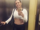 Simony volta a exibir a barriga em já tradicional selfie em elevador