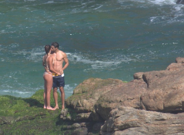 Cauã com a namorada na praia da Joatinga no Rio de Janeiro (Foto: AGNEWS )