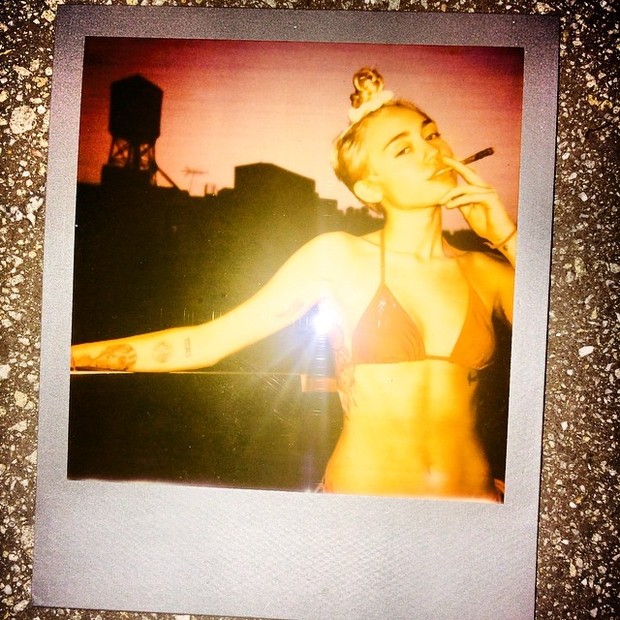 Miley Cyrus posa de biquíni em Nova York, nos Estados Unidos (Foto: Instagram/ Reprodução)