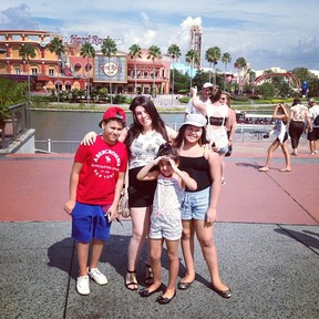 Grávida, Simony posa com os filhos Ryan, Aysha e Pyetra em Orlando, nos Estados Unidos (Foto: Instagram/ Reprodução)