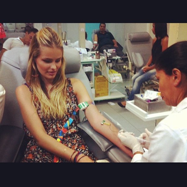 Yasmin Brunet posta foto doando sangue (Foto: Instagram / Reprodução)