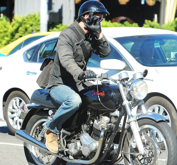 Keanu Reeves anda de moto pelas ruas de Los Angeles, nos Estados Unidos (Foto: AKM-GSI Brasil/ Agência)