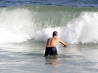 Rodrigo Hilbert aproveita a praia do Leblon, no Rio