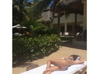 Mais uma! Kim Kardashian posa de biquíni tomando sol