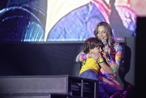 Claudia Leitte com os filhos (Foto: Thiago Duran / AgNews)