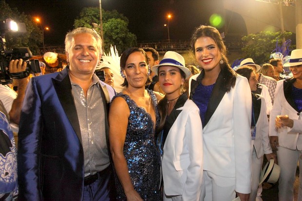Orlando Morais e Glória Pires com as filhas, Maria e Antonia (Foto: Claudio Andrade / Foto Rio News)