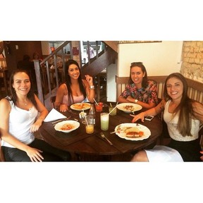 Amanda com amigas (Foto: Instagram)