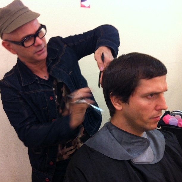 Vladimir Brichta cortando o cabelo (Foto: Reprodução / Facebook)