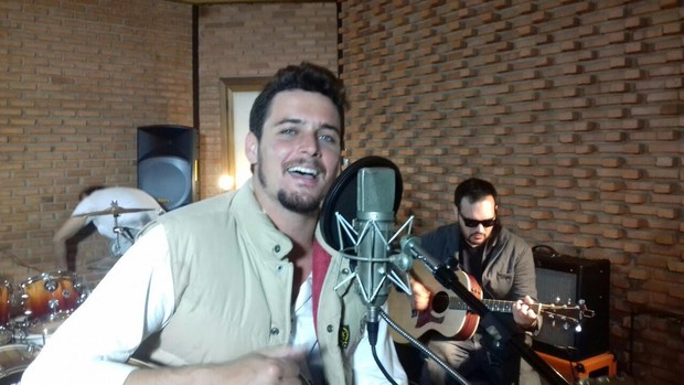 Felipe Dylon em estúdio gravando sua nova música (Foto: Divulgação)