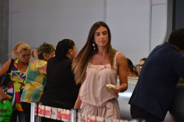 Nicole Bahls no aeroporto (Foto: FotoRioNews / William Oda)