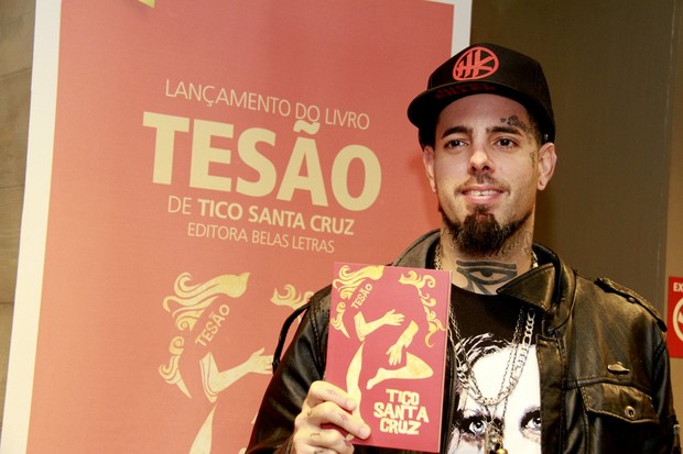 Tico Santa Cruz autografa o livro &quot;Tesão&quot; (Foto: Isac Luz / EGO)