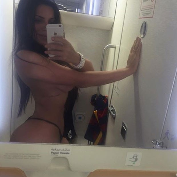 Suzy Cortez faz topless em banheiro de avião (Foto: Instagram/ Reprodução)
