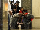 Mumuzinho faz a alegria do filho durante passeio em shopping no Rio