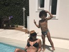 Dani Souza aproveita o verão e mostra corpão à beira da piscina