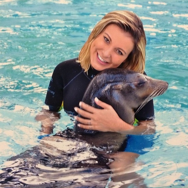 Andressa Urach e leão marinho (Foto: Instagram / Reprodução)