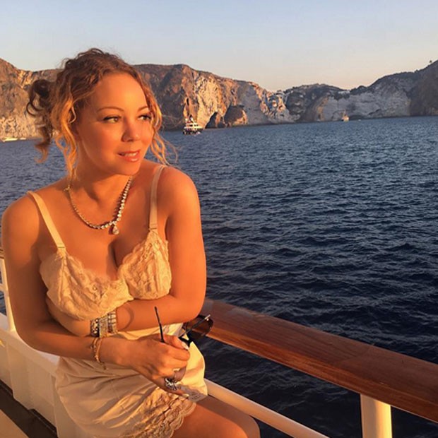Maria Carey sensualiza de camisola em barco em Ponza, na Itália (Foto: Instagram/ Reprodução)