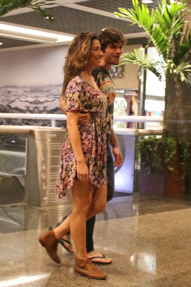 Gisele Itié com seu namorado no Shopping (Foto: Wallace Barbosa/AgNews)