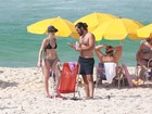 Bianca Bin curte praia com o marido e beija muito no mar
