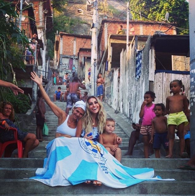 Sabrina Sato com moradores do Morro dos Macacos, no Rio (Foto: Reprodução_Instagram)