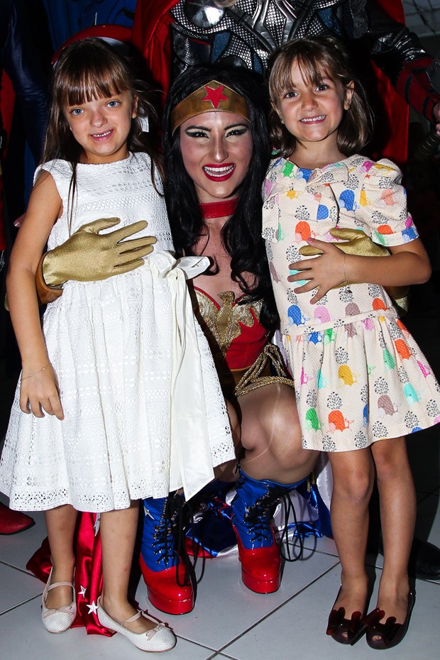 Rafaella Justus com amiguinha em festa infantil (Foto: Manuela Scarpa / Foto Rio News)