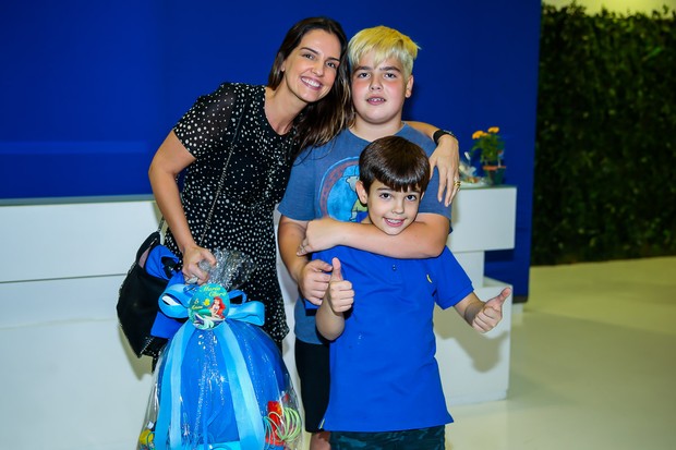 Luciana Cardoso com os filhos, João Guilherme e Rodrigo (Foto: Manuela Scarpa / Brazil News)