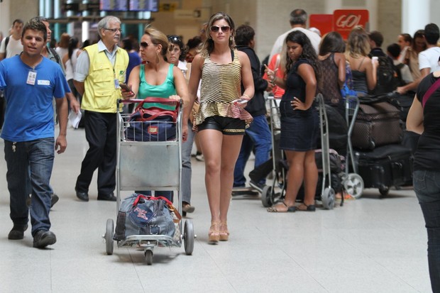 Babi Rossi no aeroporto Santos Dumont (Foto: Henrique Oliveira / Foto Rio News)