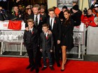 Victoria e David Beckham posam com os filhos em première