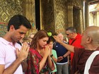 Marina Ruy Barbosa recebe benção em templo na Tailândia