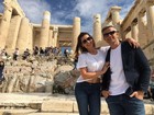 Flávia Alessandra e Otaviano Costa posam juntinhos na Grécia