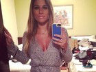 Jade Barbosa faz selfie com decotão e mostra bagunça no quarto