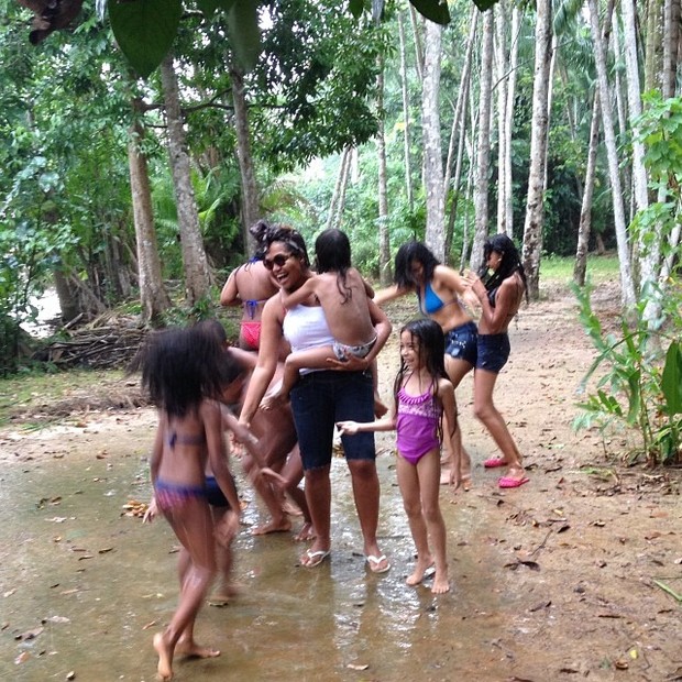 Gaby Amarantos e crianças (Foto: Instagram / Reprodução)