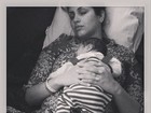 Carol Vieira posa cansada com o bebê no colo: 'Pensa num zumbi'